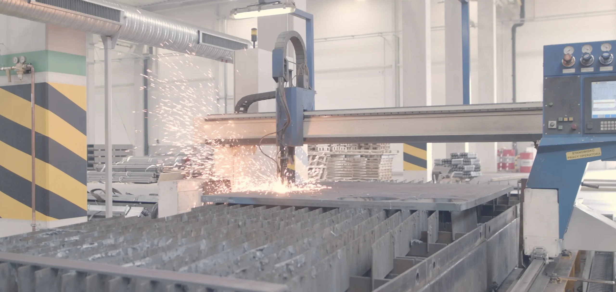 Maszyna CNC do cięcia blachy stalowej metodą plazmową podczas pracy w hali produkcyjnej.